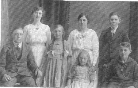 Familiebilledet viser, stående fra venstre: Martha, Ella, Agnes, Christian. Siddende fra venstre: Rasmi, Ida, Oscar